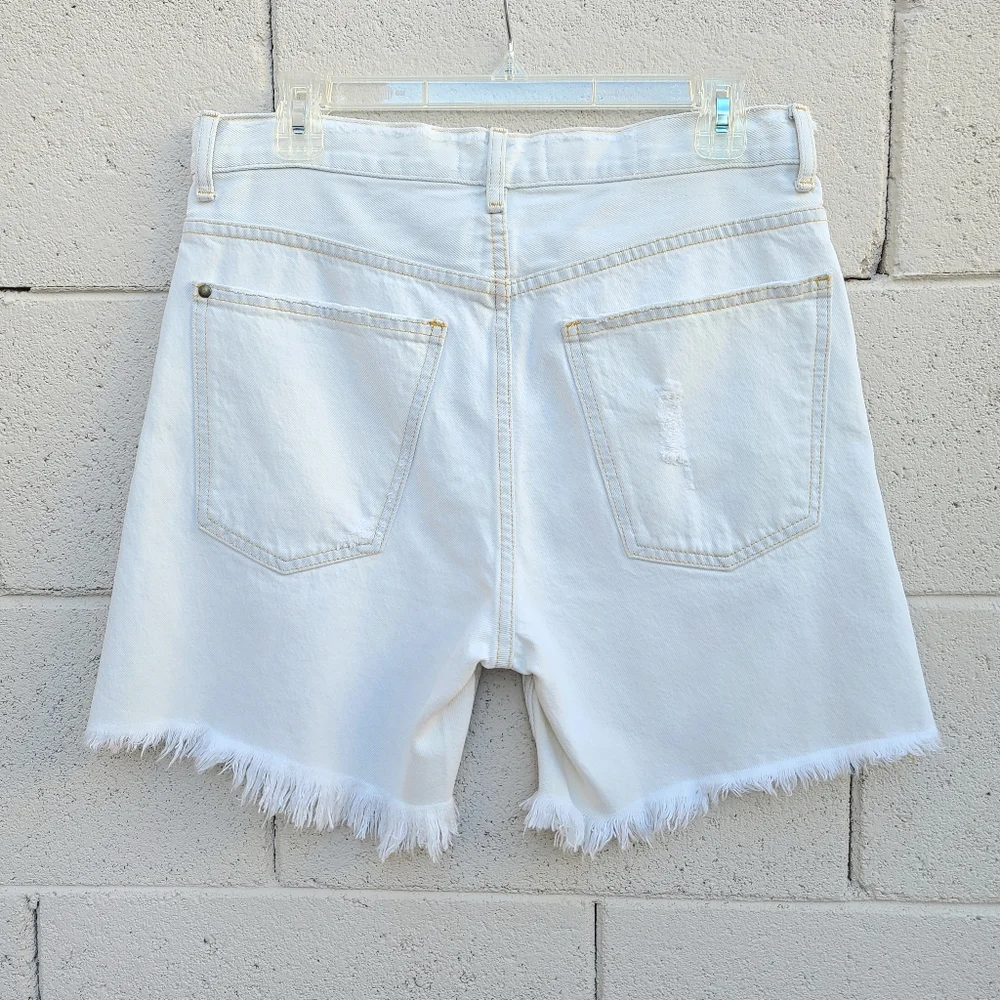 The GREAT. | The Easy Cut Off Denim Short in Bleach Wash Size 26 - Picture 7 of 8